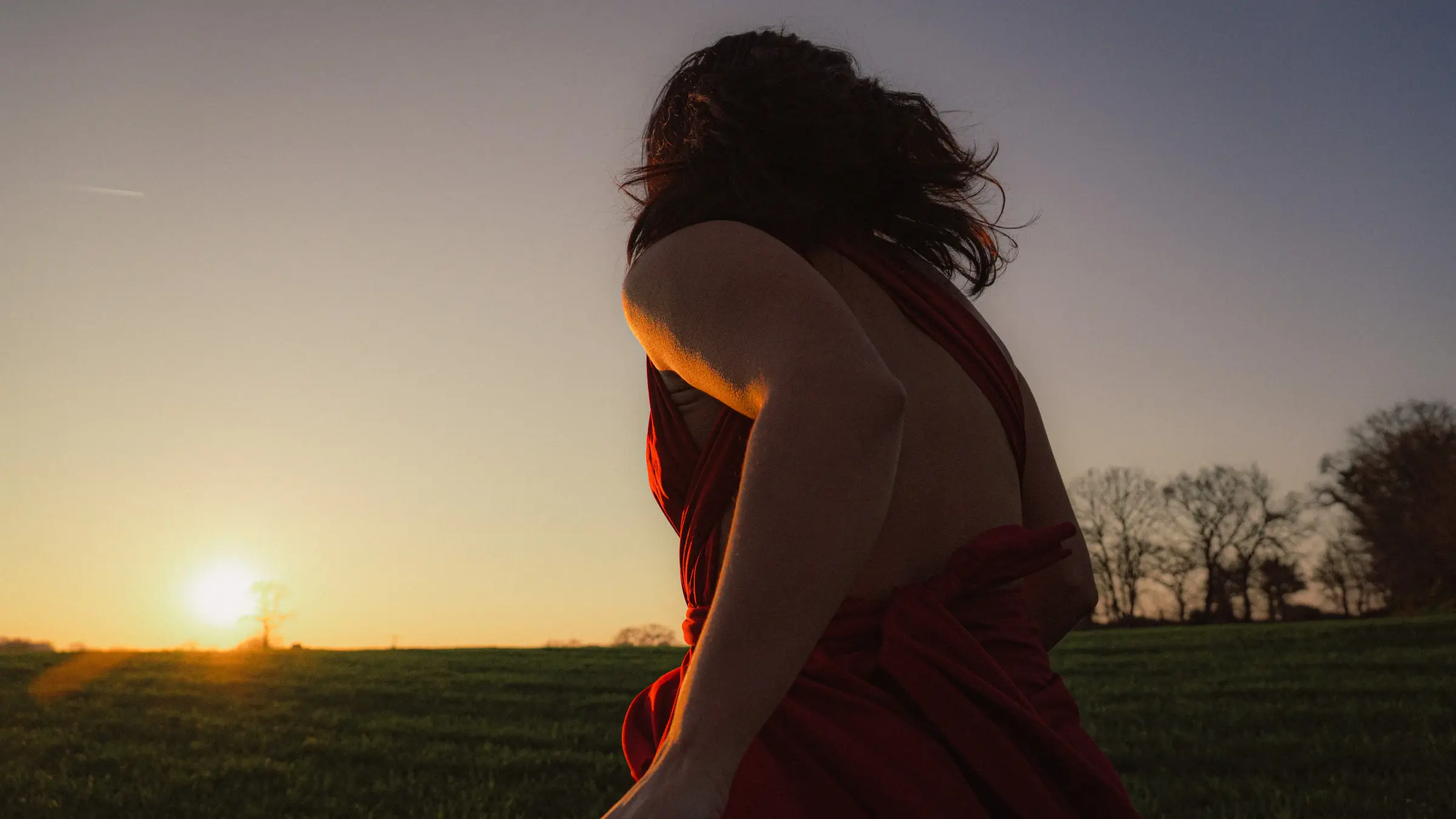 Jazmín, hands and gaze, tight framing