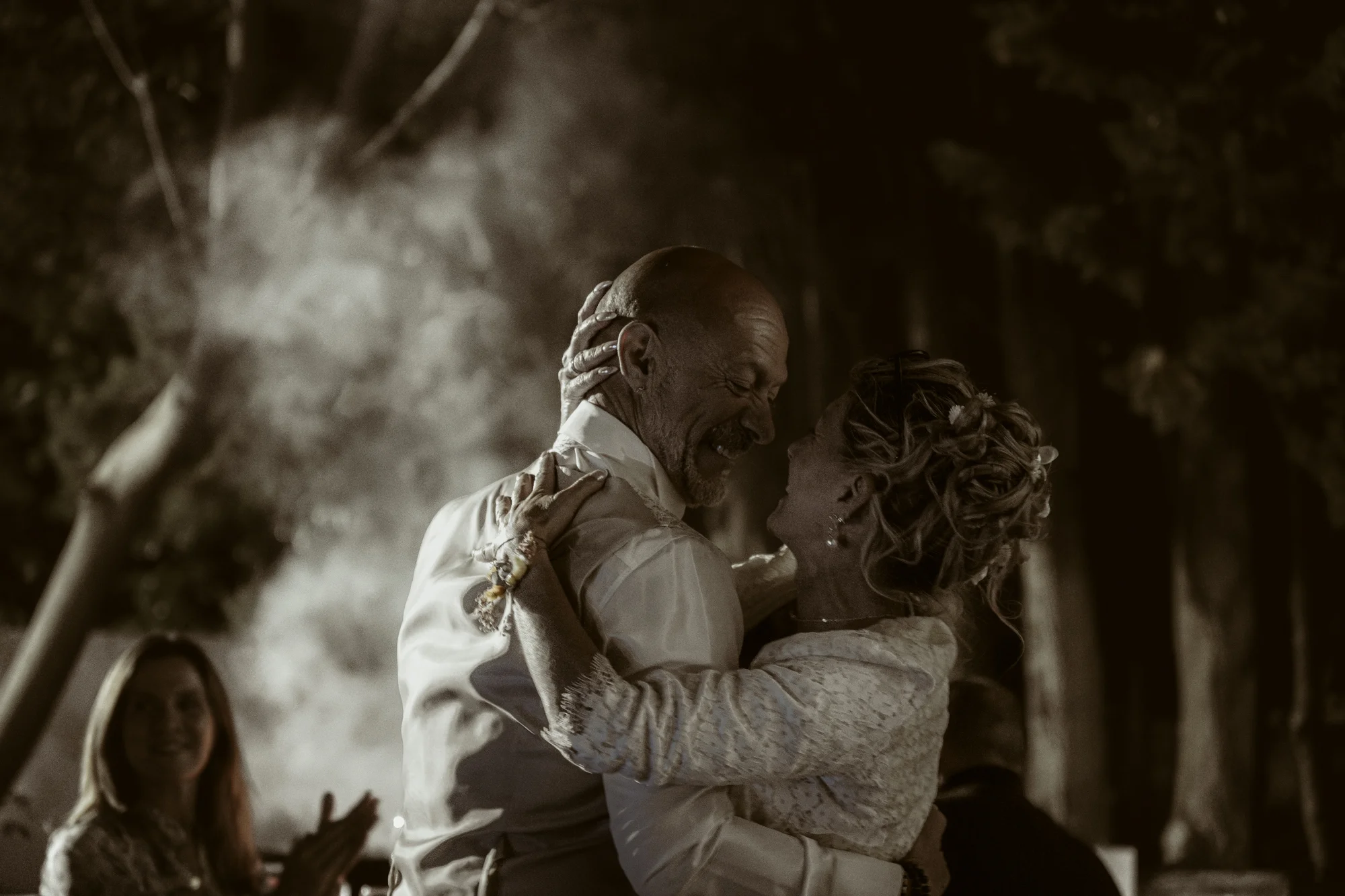 Premier danse des mariés, ambiance sépia, fumée, rires complices